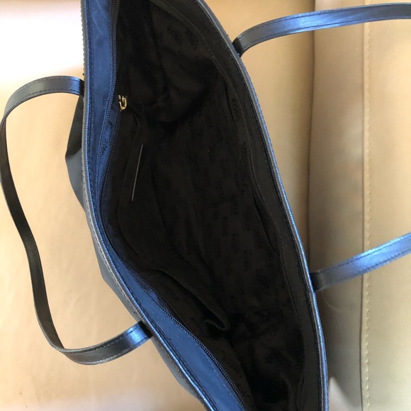 Michael Kors canvas bag with gold zipper and gold emblems - Picture 3 of 3